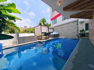 Lujoso y amplio Loft con alberca climatizada y amplia cama para alberca, Cuernavaca somos los únicos en ofrecerte 2 jacuzzis premium con agua caliente y sistema de hidromasaje tipo spa! Terraza panorámica con asador y muchas amenidades mas!