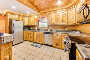 Deck and Mtn Views Sunset Ridge Cabin in Murphy