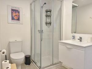 Curious Crow 1 studio with patio by Homeful Homes