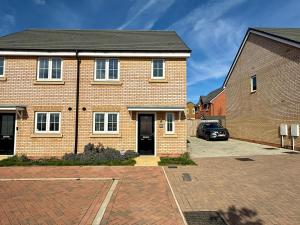 3 Bedroom House By Comfy Nest Contractors Accommodation Wellingborough With Parking, WiFi