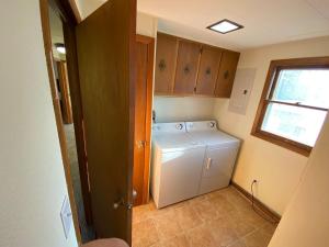 Alaskana - Walk to Downtown, 3 Bedroom Upper Apt