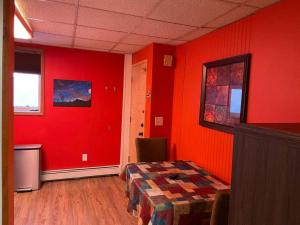 Colorful Studio, near downtown, walk to shopping