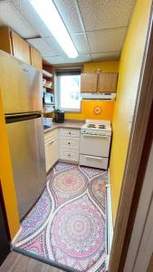 Colorful Studio, near downtown, walk to shopping