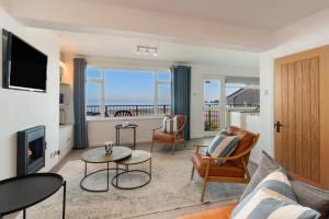 Sea View Apartment - Sea Front Apartment