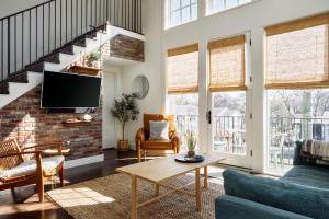 Penthouse In 12 South With Balcony, Near Broadway!