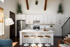 Penthouse In 12 South With Balcony, Near Broadway!