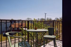 Penthouse In 12 South With Balcony, Near Broadway!