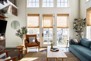 Penthouse In 12 South With Balcony, Near Broadway!