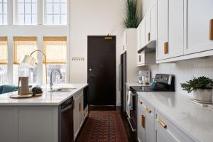 Penthouse In 12 South With Balcony, Near Broadway!