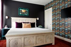 Stylish Boho Courtyard Loft with King Beds in 12S at 1 of 7 Themed Lofts at Cowrite, Find Coffee and Tacos Downstairs, Complimentary Spin Class, Walk to Shopping in 12 South, 10 Minutes to Broadway, Parking, 24 Hr Hospitality