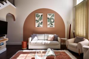 Courtyard Penthouse, Kings Beds & Soaring Ceilings, 1 of 7 Themed Lofts at Cowrite, Find Coffee and Tacos Downstairs, Complimentary Spin Class, Walk to Shopping in 12 South, 10 Minutes to Broadway, Parking, 24 Hr Hospitality