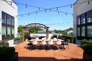 Courtyard Penthouse, Kings Beds & Soaring Ceilings, 1 of 7 Themed Lofts at Cowrite, Find Coffee and Tacos Downstairs, Complimentary Spin Class, Walk to Shopping in 12 South, 10 Minutes to Broadway, Parking, 24 Hr Hospitality