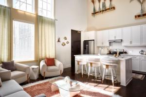 Courtyard Penthouse, Kings Beds & Soaring Ceilings, 1 of 7 Themed Lofts at Cowrite, Find Coffee and Tacos Downstairs, Complimentary Spin Class, Walk to Shopping in 12 South, 10 Minutes to Broadway, Parking, 24 Hr Hospitality