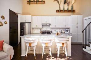 Courtyard Penthouse, Kings Beds & Soaring Ceilings, 1 of 7 Themed Lofts at Cowrite, Find Coffee and Tacos Downstairs, Complimentary Spin Class, Walk to Shopping in 12 South, 10 Minutes to Broadway, Parking, 24 Hr Hospitality