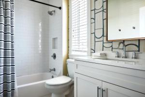 Courtyard Penthouse, Kings Beds & Soaring Ceilings, 1 of 7 Themed Lofts at Cowrite, Find Coffee and Tacos Downstairs, Complimentary Spin Class, Walk to Shopping in 12 South, 10 Minutes to Broadway, Parking, 24 Hr Hospitality