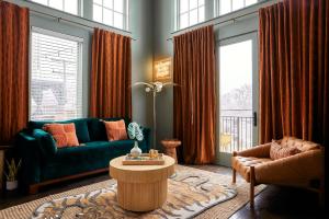 Upscale 12 South Penthouse with 2 Kings, Balcony 1 of 7 Themed Lofts at Cowrite, Find Coffee and Tacos Downstairs, Complimentary Spin Class, Walk to Shopping in 12 South, 10 Minutes to Broadway, Parking, 24 Hr Hospitality