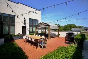 Upscale 12 South Penthouse with 2 Kings, Balcony 1 of 7 Themed Lofts at Cowrite, Find Coffee and Tacos Downstairs, Complimentary Spin Class, Walk to Shopping in 12 South, 10 Minutes to Broadway, Parking, 24 Hr Hospitality