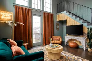 Upscale 12 South Penthouse with 2 Kings, Balcony 1 of 7 Themed Lofts at Cowrite, Find Coffee and Tacos Downstairs, Complimentary Spin Class, Walk to Shopping in 12 South, 10 Minutes to Broadway, Parking, 24 Hr Hospitality