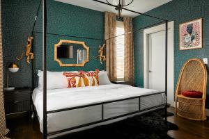 Upscale 12 South Penthouse with 2 Kings, Balcony 1 of 7 Themed Lofts at Cowrite, Find Coffee and Tacos Downstairs, Complimentary Spin Class, Walk to Shopping in 12 South, 10 Minutes to Broadway, Parking, 24 Hr Hospitality