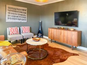 Stylish Modern Apartment in Cameron Village