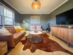 Stylish Modern Apartment in Cameron Village