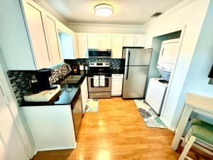 Beach Across Street, Walk to Restaurants, 2 Pools, Beach Gear