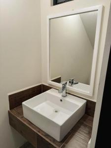 Casa amplia, 3 recámaras, patio y estacionamiento