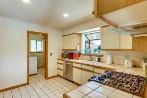 3 Mi to Lake Tahoe Forest-View Sanctuary with Deck!