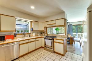 3 Mi to Lake Tahoe Forest-View Sanctuary with Deck!