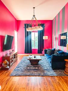 Dollys Yacht Club - Cozy Retreat Near Broadway