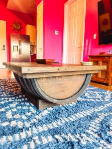 Dollys Yacht Club - Cozy Retreat Near Broadway