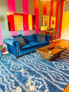 Dollys Yacht Club - Cozy Retreat Near Broadway