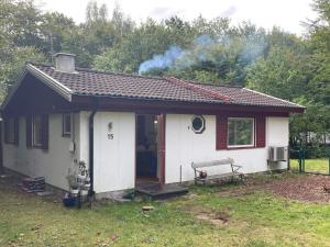 Charming Lake Cottage with Sauna