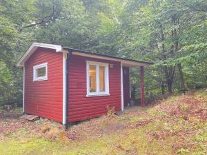 Charming Lake Cottage with Sauna