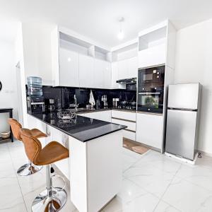 1 Bedroom in Lavington with Fast Wi-Fi, Gym & Pool