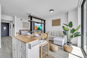 Luxury High-Rise in Downtown Miami - Pool and Gym