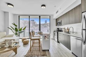 Luxury High-Rise in Downtown Miami - Pool and Gym