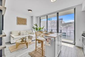 Luxury High-Rise in Downtown Miami - Pool and Gym