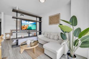 Luxury High-Rise in Downtown Miami - Pool and Gym