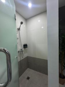 La Casa Zen - Cozy Studio with private Wi-Fi, complimentary access to Fitness Centre, swimming pool and stunning city view located near the CBD of Ortigas, Makati, BGC