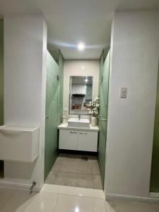 La Casa Zen - Cozy Studio with private Wi-Fi, complimentary access to Fitness Centre, swimming pool and stunning city view located near the CBD of Ortigas, Makati, BGC