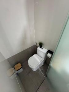 La Casa Zen - Cozy Studio with private Wi-Fi, complimentary access to Fitness Centre, swimming pool and stunning city view located near the CBD of Ortigas, Makati, BGC