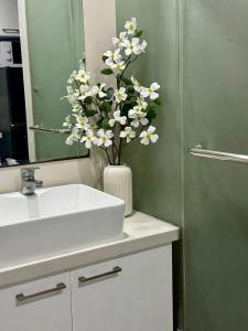 La Casa Zen - Cozy Studio with private Wi-Fi, complimentary access to Fitness Centre, swimming pool and stunning city view located near the CBD of Ortigas, Makati, BGC