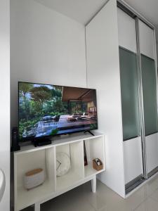 La Casa Zen - Cozy Studio with private Wi-Fi, complimentary access to Fitness Centre, swimming pool and stunning city view located near the CBD of Ortigas, Makati, BGC