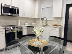 Modern 3BR-3 Bath Home near Calle 8 & Brickell 1GB Wi-Fi Speed