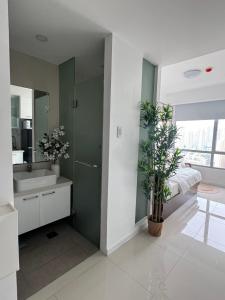 La Casa Zen - Cozy Studio with private Wi-Fi, complimentary access to Fitness Centre, swimming pool and stunning city view located near the CBD of Ortigas, Makati, BGC