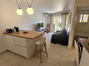 Ravissant T2 aux Issambres avec Piscine et Climatisation - FR-1-768-126