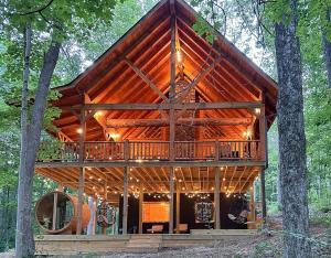 Cheerful Cabin Nestled in Serene Wooded Ravine