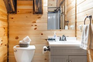 Cheerful Cabin Nestled in Serene Wooded Ravine