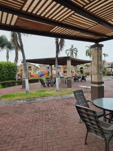 Via Samborondón Ciudad Celeste, Tipo Mansión, 5 camas, 4 hab, piscina gym